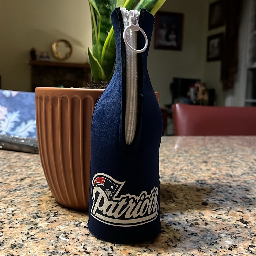 🏈 New England Patriots NFL Red, White & Blue Zippered Bottle Suit Drink Sleeve 🏈 - Picture 2 of 3
